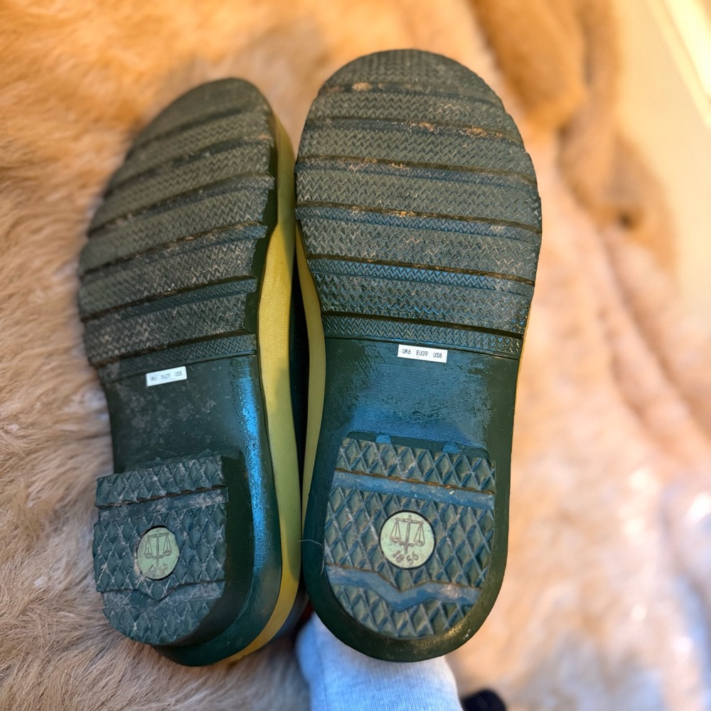 Hunter Garden Clogs - Picture 3 of 4